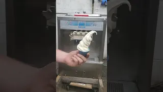 K8098546 Taylor 161 Single Phase Air Cooled Soft Serve Ice Cream Machine Mix Test