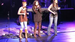 Amy Grant, Kim Keyes & Jenny Gill - "Baby Baby" (End of song "Girl Group" harmonies/dancing) 2/26/11