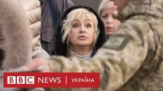 Черги-убивці: як пенсіонери гинуть у чергах Донбасу