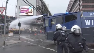 Wasserwerfereinsatz - 21 Verletzte bei HoGeSa + Gegendemos in Köln am 25.10.15 + O-Ton