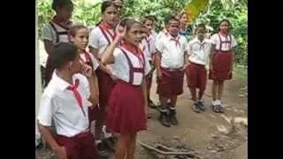 Les enfants de l'école du IIIe Front (Cuba) accueille la délégation alizéenne