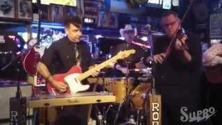 Chris Casello plays the Supro 1690T Coronado Reissue at Roberts Western World