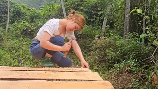 The beautiful countryside girl builds a bridge herself, the job is not simple at all