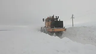 Трактор Кировец. Пробиваем дороги после метели.