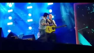 Bruno cantando bêbado e fazendo brincadeiras com Marrone no palco, show em Patos de Minas