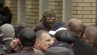Bewaffnete besetzen erneut staatliche Gebäude in der Ostukraine