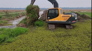 escavadeira hidráulica limpando vala operador iago