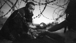 Picture of refugee father and baby wins World Press Photo award