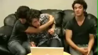 Joe Hugging and Tackling Nick - Jonas Brothers Live Chat (05/28/2009) AWW CUTE!