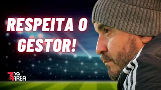 Ele apenas estica o braço,... e os jogadores vêm pegar a benção do Gestor.