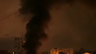 На Декабристов ночью разгорелся серьезный пожар | E1.ru