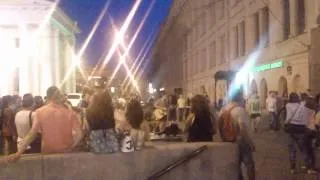 Жуки - батарейка (уличный концерт в Питере)