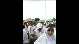 Viral usir Rasa Bosan Kalian .Nonton aksi kocak polisi ini saat berstand up comedy di acara sekolah.