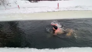 Мой первый заплыв в холодной воде. 06.01.2022. 50 метров в плавь и 50 метров бега босиком🦾🦿🌋😂