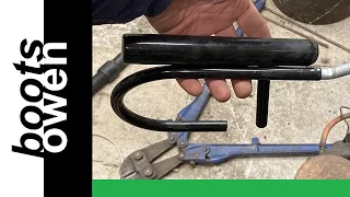 Cutting a cheap bike U-lock with a bolt croppers