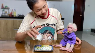 Baby Luk happy when mom fed fruits mixed with yogurt