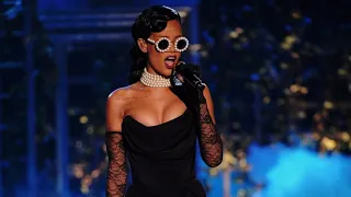 Rihanna - Diamonds (Live at Victoria's Secret Fashion Show)