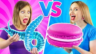 DESAFÍO COMIDA ROSA VS COMIDA AZUL || ¡Come alimentos de un solo color durante 24 horas por RATATA!