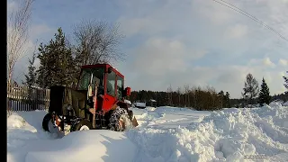 Трактор т 25 . Чистка и вывозка снега ковшом на навеске.off road на Т 25 по глубокому снегу.