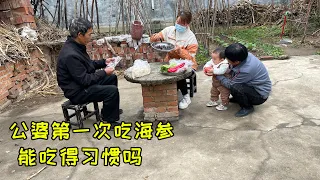 儿媳花钱买海参，自己擀面，动手做海参炒面，公婆：成本不便宜啊 | My in-laws ate sea cucumber fried noodles for the first time