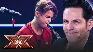 Un mic star pop rock pe scena X Factor! Denis Costea cântă piesa Cruisin' for a Bruisin
