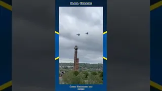 Пара украинских Су-27 пролетают над городом.
