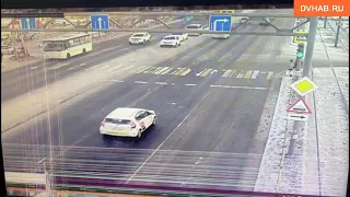 В ограждение после ДТП врезался Prius на Краснореченской