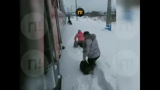 В Алтайском крае пассажиров поезда высадили в сугробы по пояс