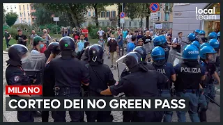 I No Green Pass in corteo a Milano: proteste davanti sede Libero