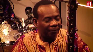 Toumani Diabaté et le Symmetric Orchestra interprètent "Mali Sadio"