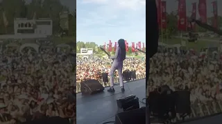 Guitar solo in front of 10,000
