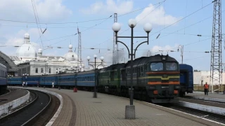2М62-0274 / 2М62-0205 c пассажирским поездом Львов - Рахов отправляется со ст.Львов
