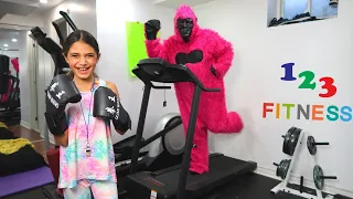 Хайди занимается спортом с огромной обезьяной - Фитнес для детей
