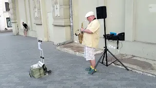Adriano Celentano - Confessa saxophone cover street performer! The saxophone beautifully