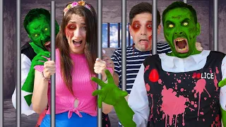 SCAPPIAMO DAGLI ZOMBIE NELLA VITA REALE A SCUOLA IN PRIGIONE ESCAPE ROOM CHALLENGE!!