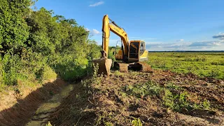 Limpando vala e esparamando sobra terra // Escavadeira hidráulica