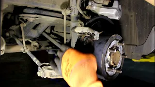 Замена задних тормозных колодок на Toyota Camry XV50 Тойота Камри 2012 года, 2,5
