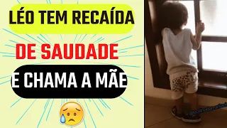 LEOZINHO TEM RECAÍDA DE SAUDADE E CHAMA A MÃE NA JANELA E TIA VAI CORRENDO ATÉ ELE PARA NÃO CHORAR