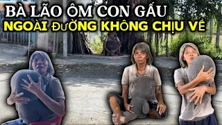 Kỳ Lạ Bà Lão Ôm Con Gấu Ngồi Ngoài Đường Suốt Ngày Không Chịu Về Nhà