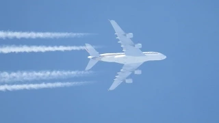 Airbus A380 contrails (Singapore Airlines, Emirate