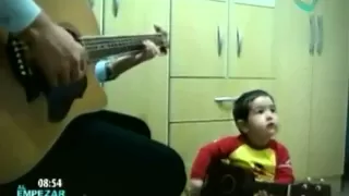 Niño de 2 años canta con mucho sentimiento canción de The Beatles (VIDEO)