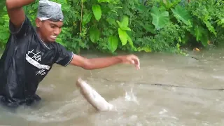 Unique Hook Fishing Boy Catch Fish With Plastic Bottle Fish Trap | Easy Fish Trap By bottle in Pond