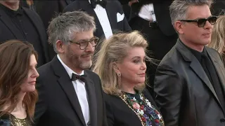 Cannes: Catherine Deneuve et Chiara Mastroianni sur le tapis rouge pour "Marcello Mio" | AFP