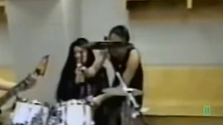 LARS ULRICH TEACHING DRUMMING AND FLIRTING with a fan -METALLICA (Rare video)