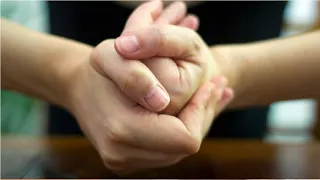 how to crack your knuckles without it hurting