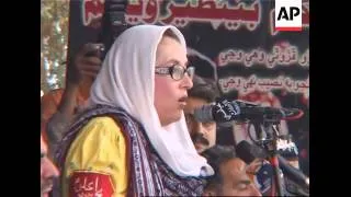 Benazir Bhutto travels to hometown, addresses thousands of supporters