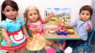 Play Dolls Story about friends in restaurant !