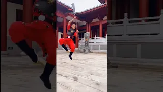 一了正在练习中国传统武术的小女孩