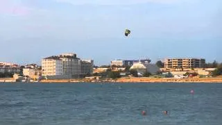 Кайтсерфер на пляже Омега в Севастополе