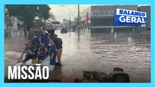 Repórter Romeu Piccoli acompanha trabalho de homens do Exército em Porto Alegre